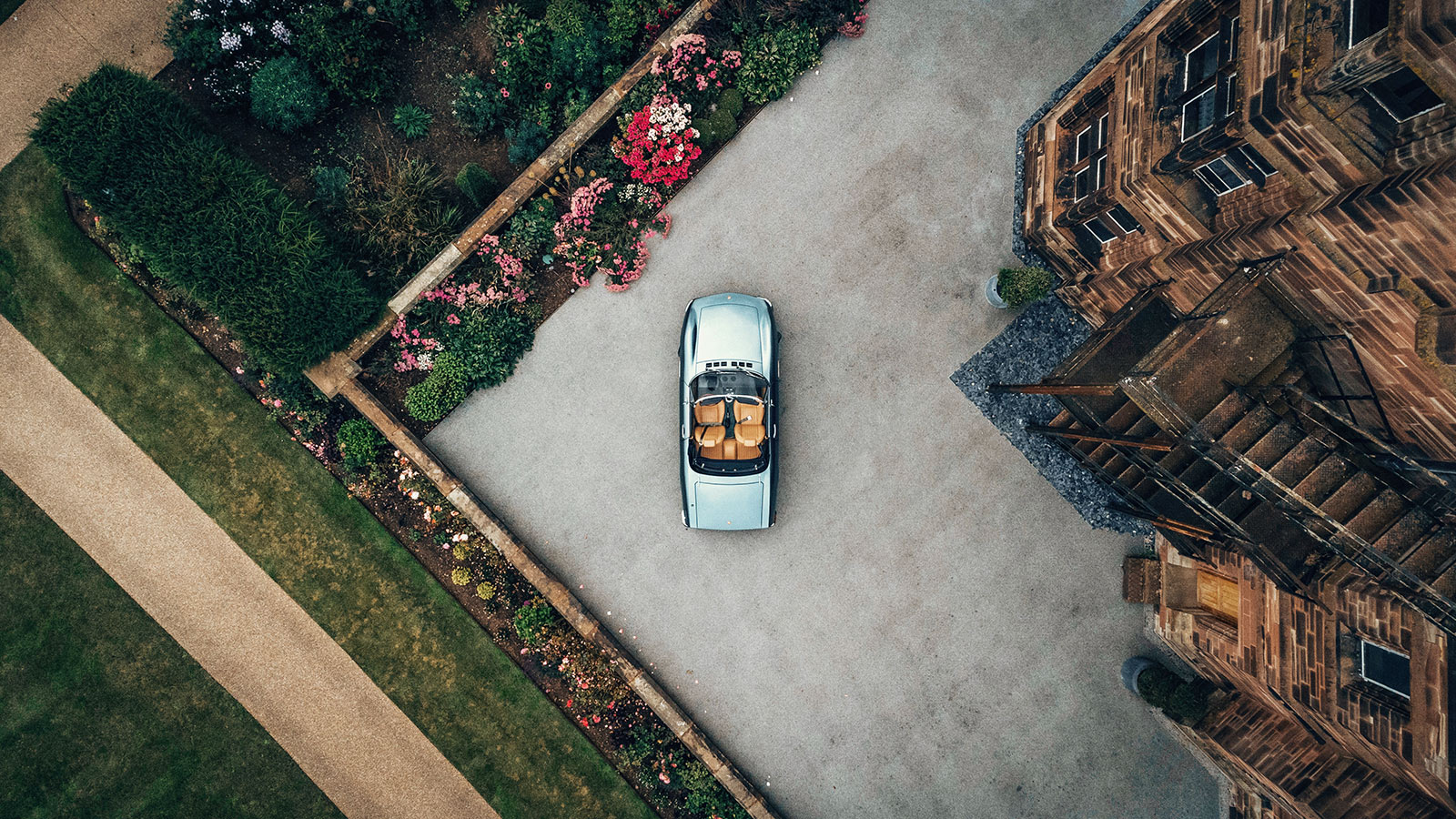 Der Fiat Dino Spider in der Farbe Blu Francia bei Tageslicht