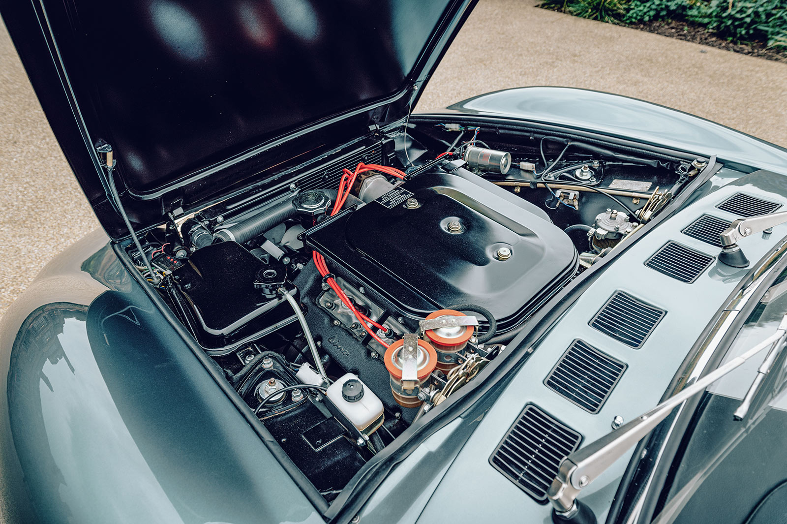 Blick auf den Ferrari-V6-Motor des Fiat Dino im Detail