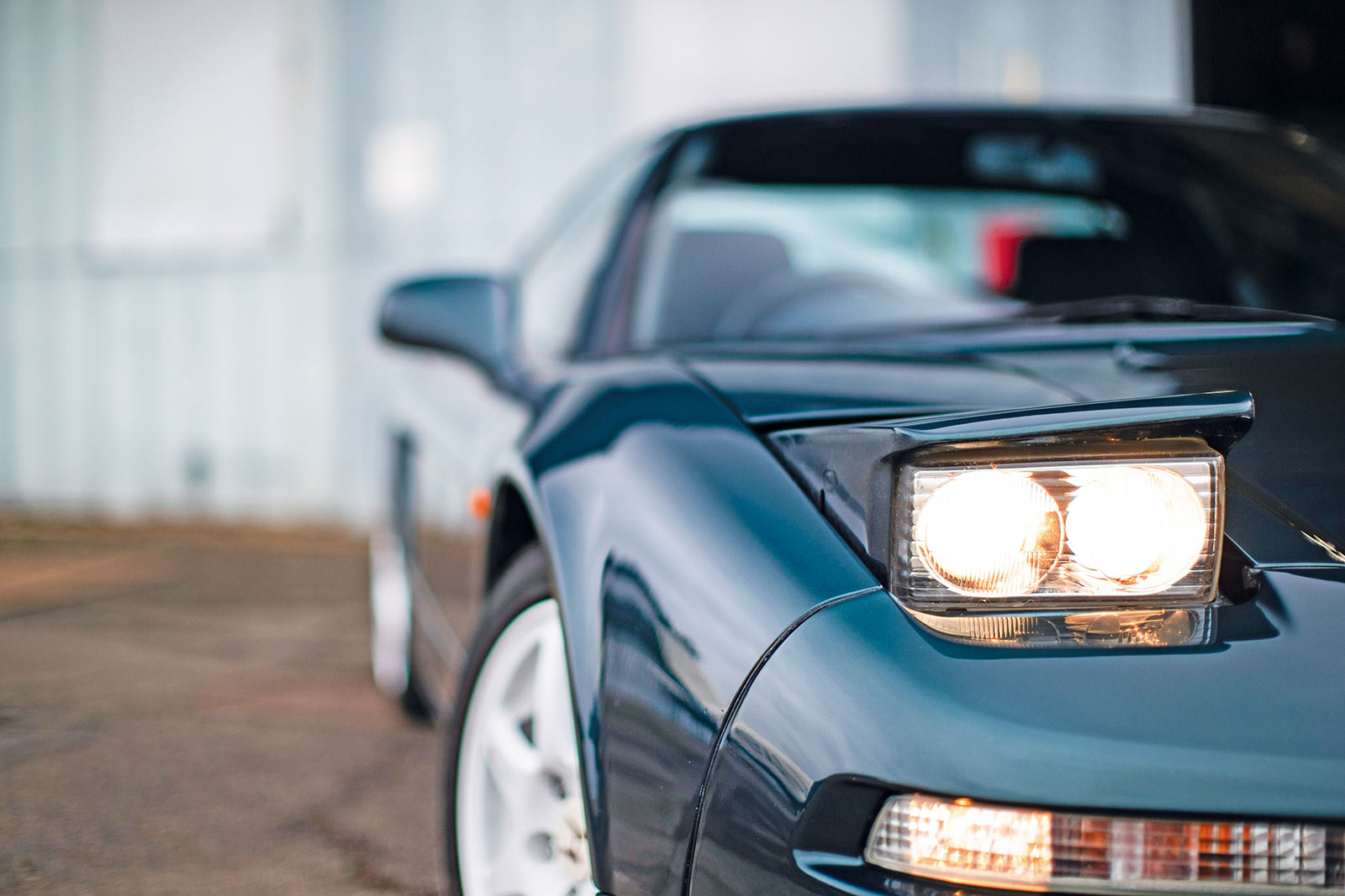 Detailaufnahme der Scheinwerfer des Honda NSX-R