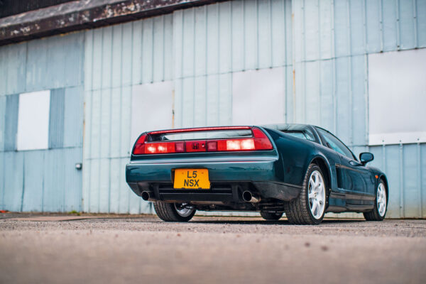 Heckansicht des Honda NSX-R mit mittig platziertem Auspuff