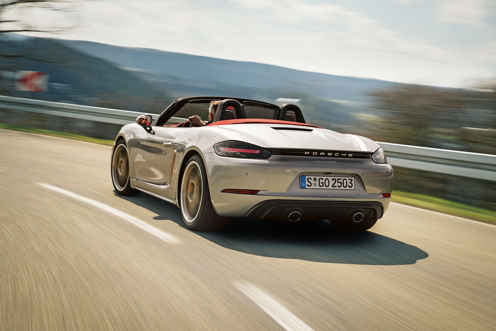 Rückansicht Porsche Boxster 981 mit mittig platziertem Auspuff