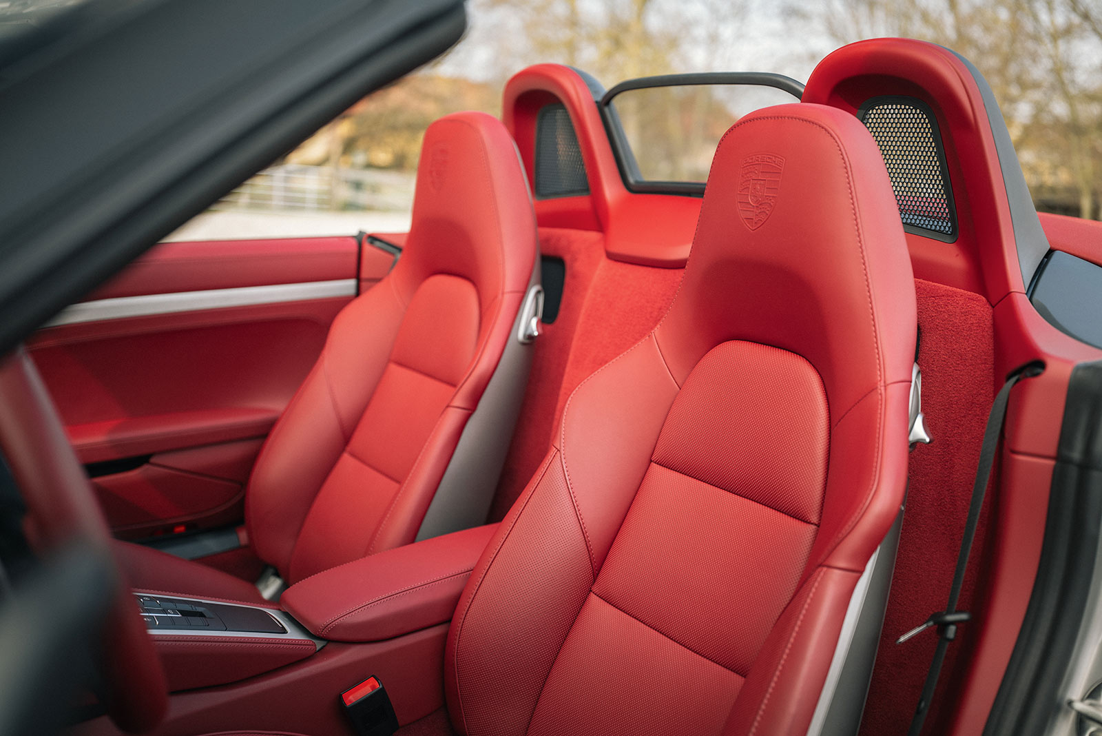 Innenraum eines Porsche Boxster 981 mit rotem Lederinterieur