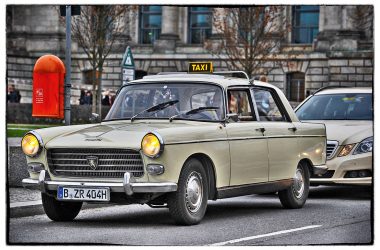 Peugeot 404 Taxi stehend in Berlin