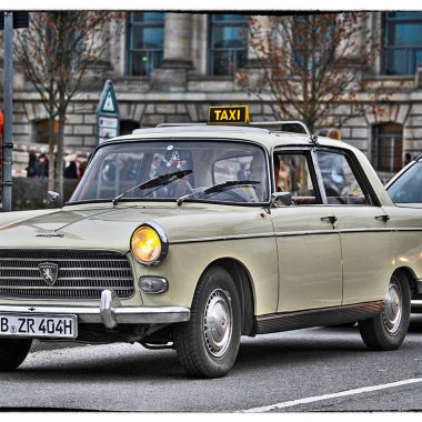 Peugeot 404 Taxi stehend in Berlin