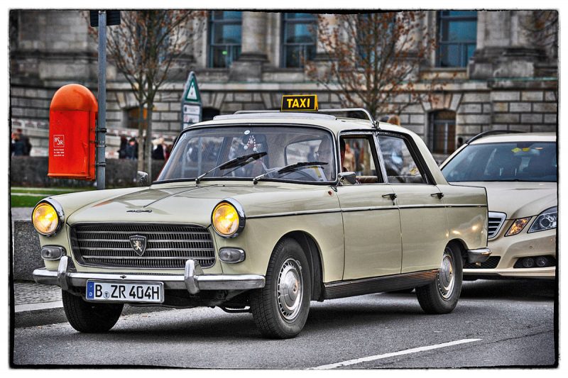 Peugeot 404 Taxi stehend in Berlin