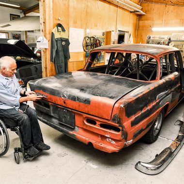 Egon Tauscher schraubt an einem Mercedes-Benz