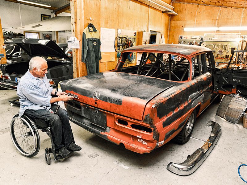 Egon Tauscher schraubt an einem Mercedes-Benz