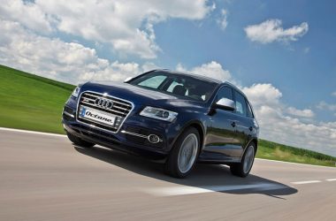 Audi SQ5 fahrend schräg von vorne