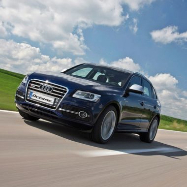 Audi SQ5 fahrend schräg von vorne