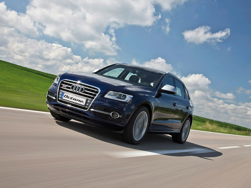 Audi SQ5 fahrend schräg von vorne