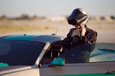 Fahrer steigt mit einem Head-Mounted Display in einen Mustang