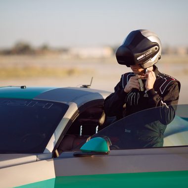 Fahrer steigt mit einem Head-Mounted Display in einen Mustang