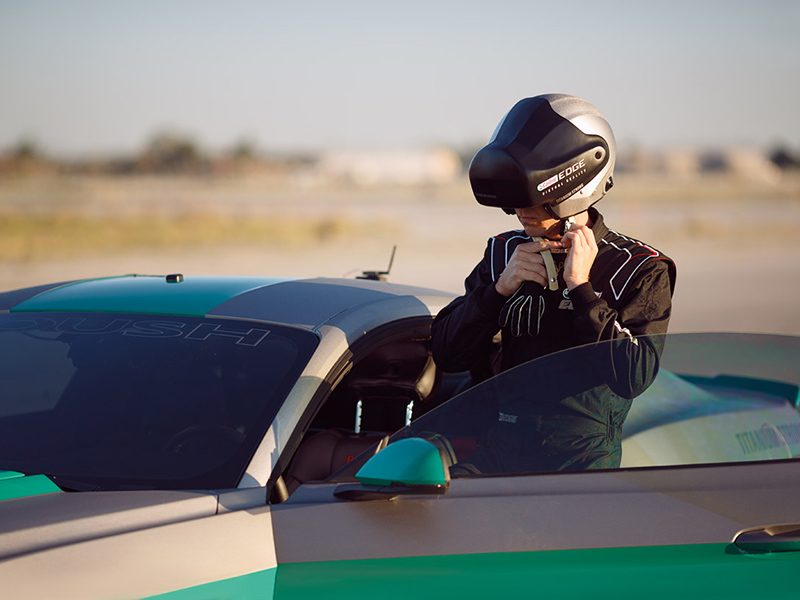 Fahrer steigt mit einem Head-Mounted Display in einen Mustang