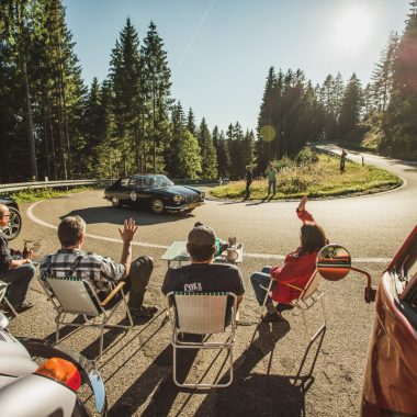 Zuschauer am Straßenrand winken den Teilnehmern der Baiersbronn Classic zu.