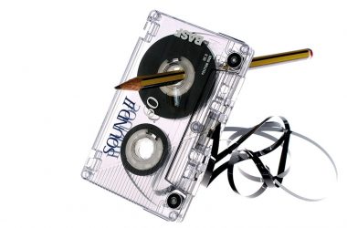 Auf einen Bleistift aufgespießte Compact Cassette