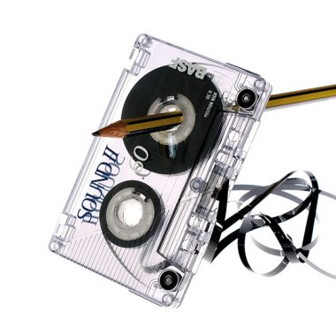 Auf einen Bleistift aufgespießte Compact Cassette