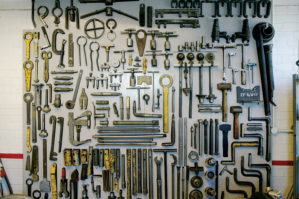 Viele Werkzeuge von Alvis hängen an einer Wand