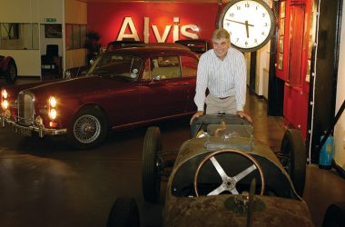 Alan Stote von Red Triangle Autoservices vor einem seiner Alvis