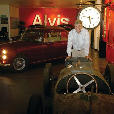 Alan Stote von Red Triangle Autoservices vor einem seiner Alvis