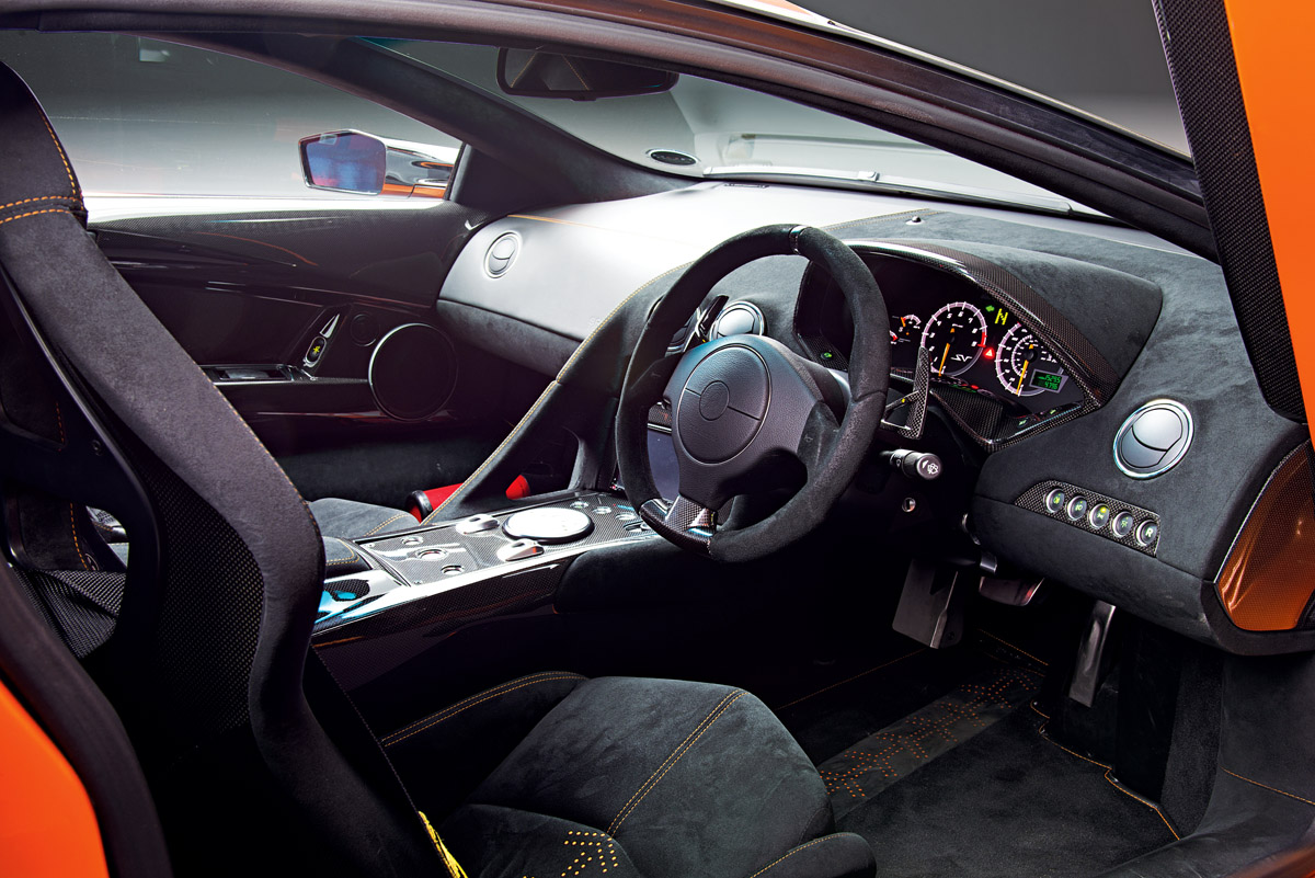 Cockpit des Lamborghini Murciélago