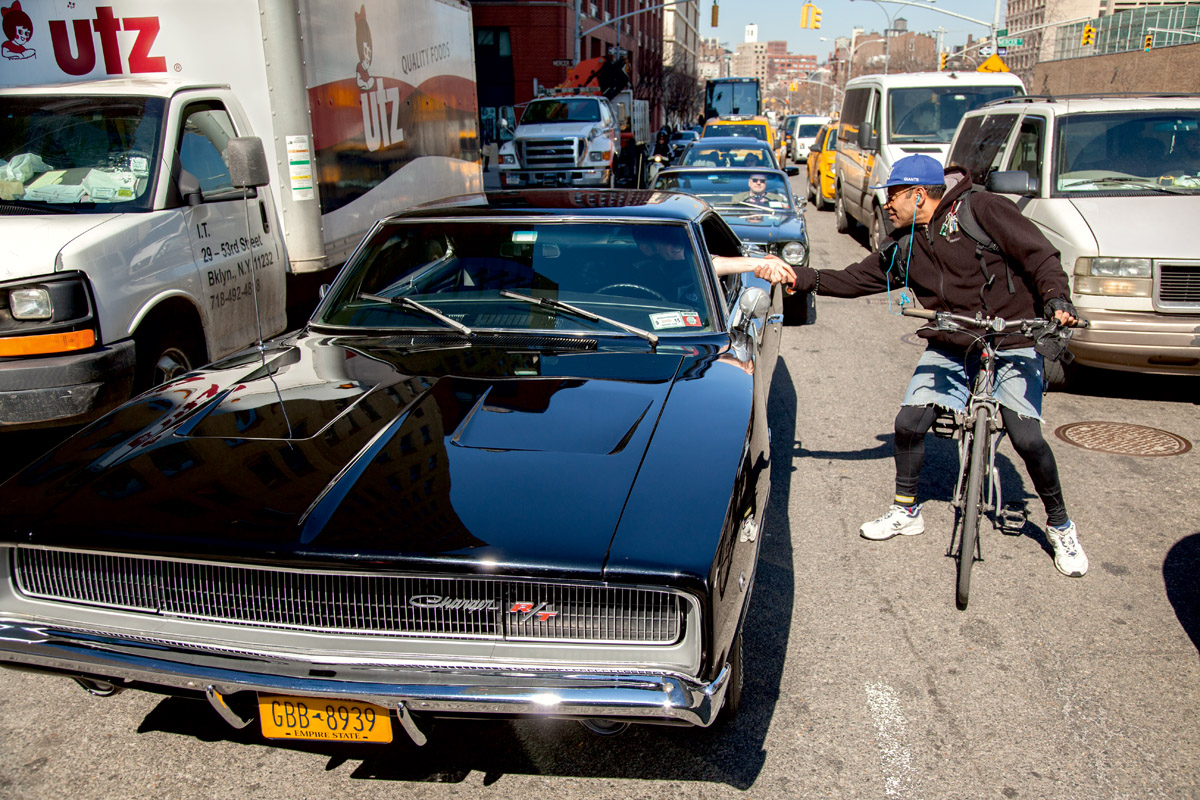 Der Dodge Charger des Manhattan Classic Car Club erregt Aufmerksamkeit, wie hier von einem Fahrradfahrer