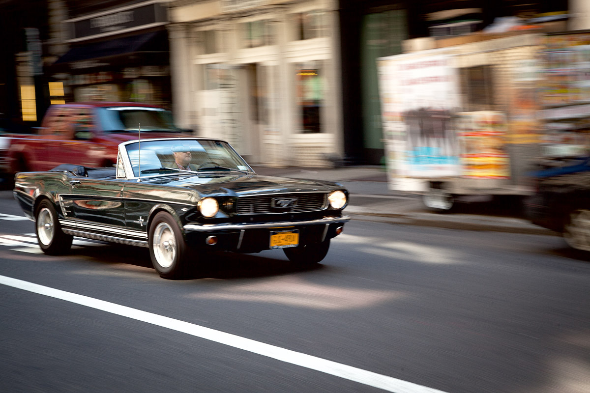 Ford Mustang Cabrio fahrend von vorne