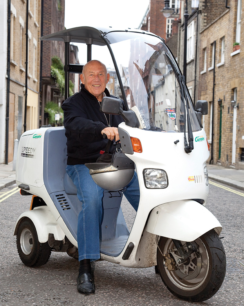 Stirling Moss auf einem Honda Roller