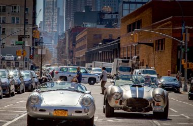 Zwei Replica des Manhattan Classic Car Club, ein Porsche 550 Spider und eine Cobra
