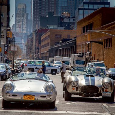 Zwei Replica des Manhattan Classic Car Club, ein Porsche 550 Spider und eine Cobra