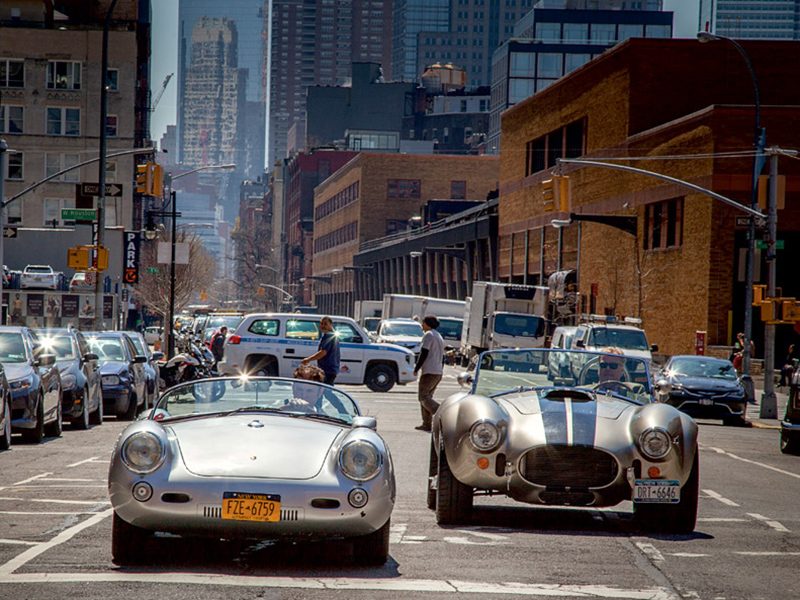 Zwei Replica des Manhattan Classic Car Club, ein Porsche 550 Spider und eine Cobra