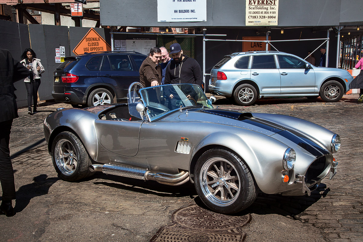 Die CObra des Manhattan Classic Car Club wird von einem Interessenten betrachtet