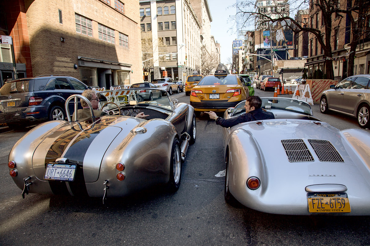 Porsche 550 Spyder und Cobra Replica in Manhattan, stehend an einer Ampel