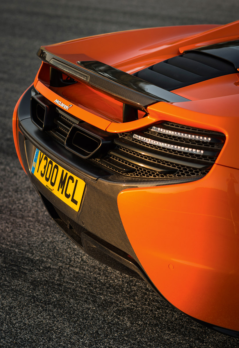 McLaren 650S bei voller Fahrt und einmal Heckansichtd