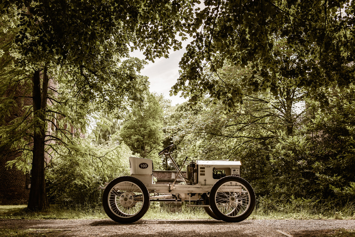 Opel-Rennwagen von 1903 in der Natur