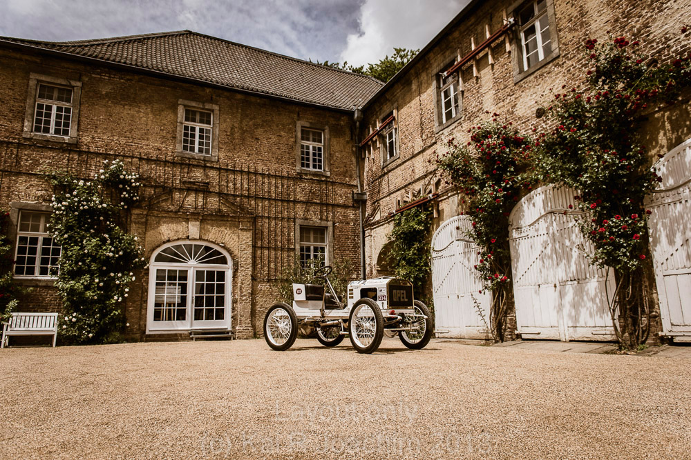 Opel-Rennwagen von 1903 vor historischer Kulisse