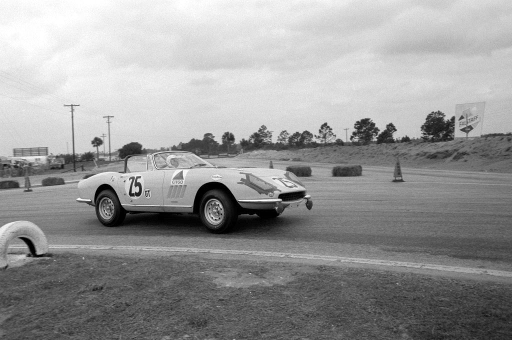 #42, Ferrari, 275 GTS/4, NART Spyder, Steve McQueen