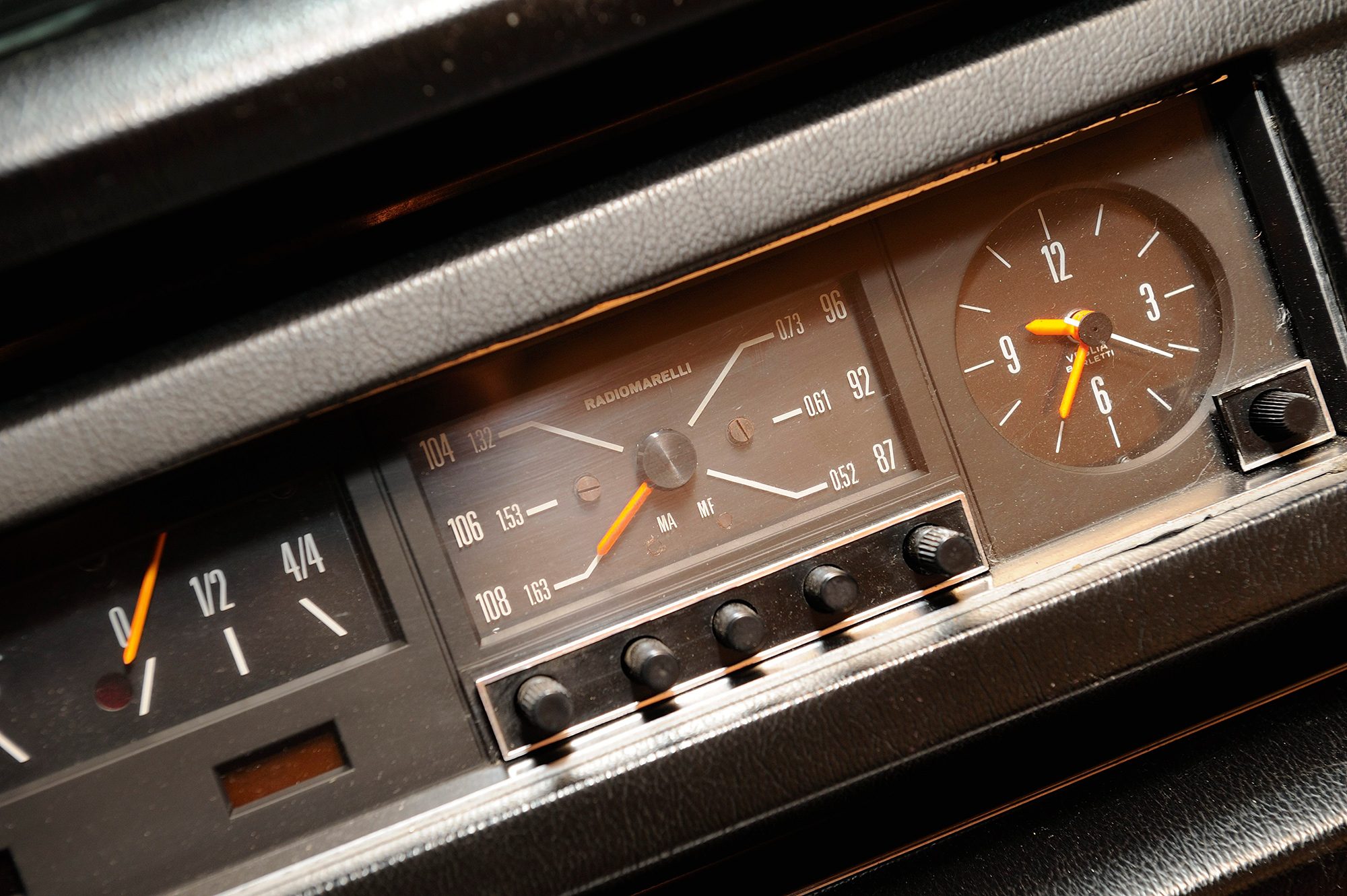 Octane Magazin 15 50 Jahre Fiat 130 Detail Radio