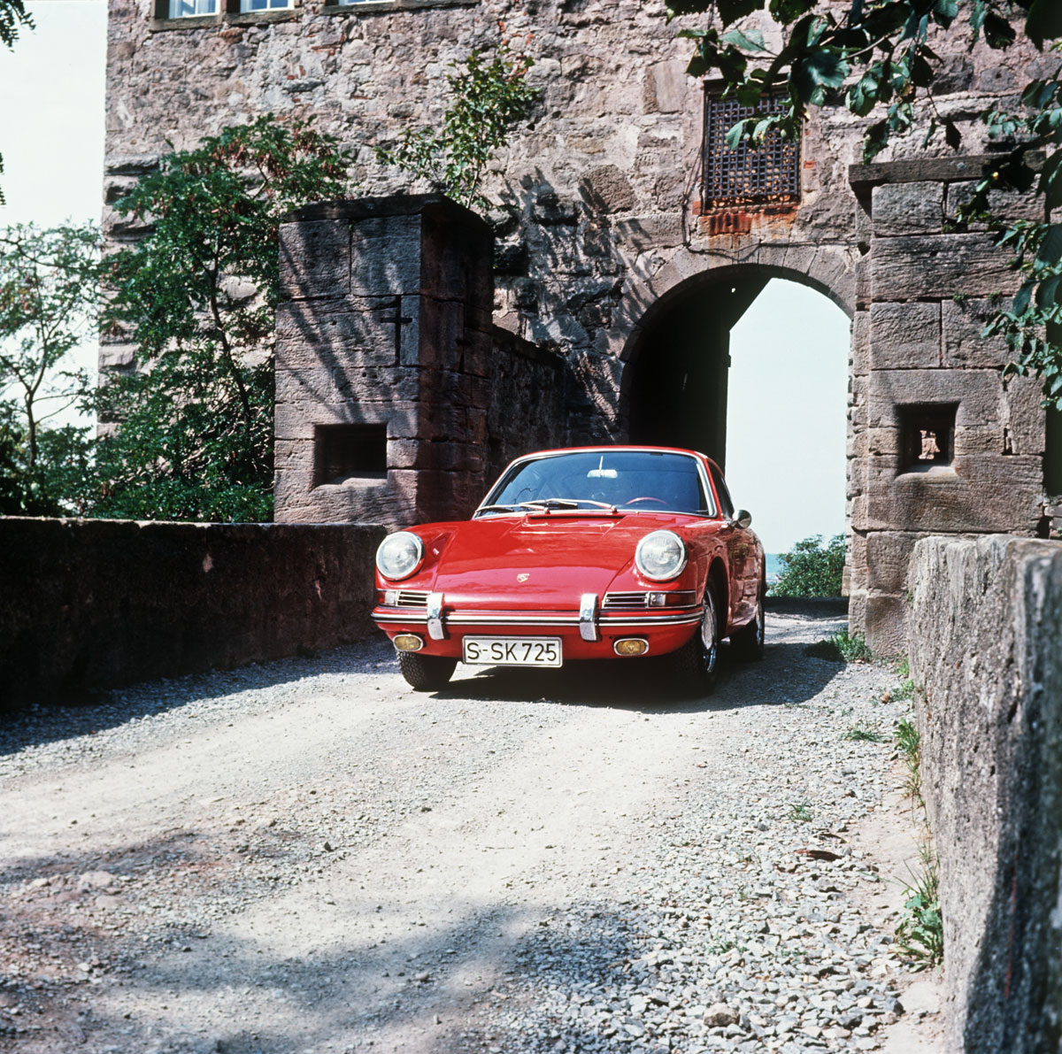 Porsche 911 fährt durch einen Torbogen