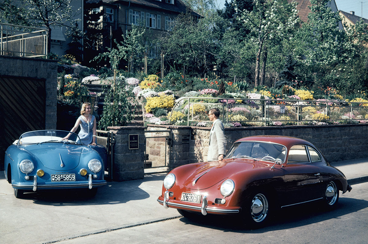 Historisches Werbefoto mit zwei Porsche 356 und zwei Models