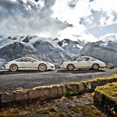 Zwei Porsche 911 stehen sich gegenüber