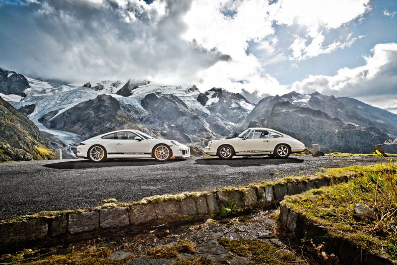 Zwei Porsche 911 stehen sich gegenüber