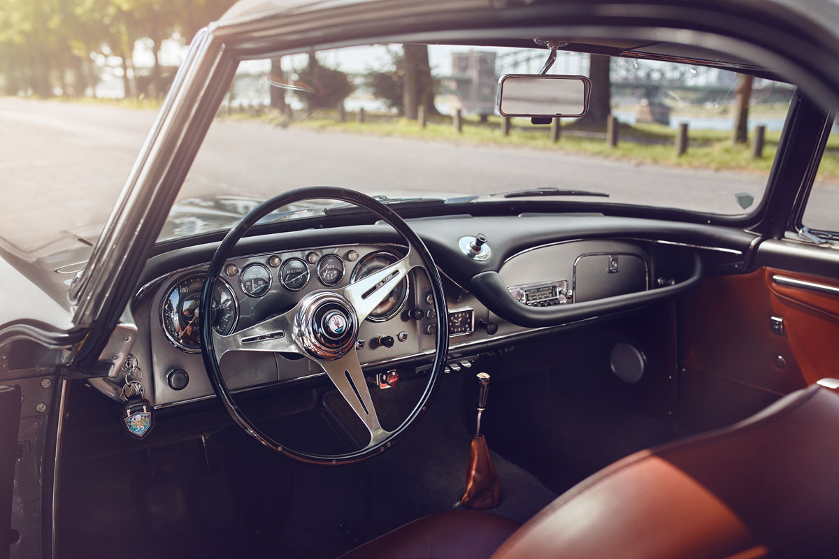 Octane Magazin Maserati Cockpit 052