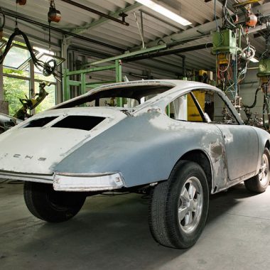 Arbeit im Porsche Classic Center an einer 911er Karosserie