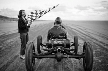 Ein Hot Rod startet in Pendine Sands.