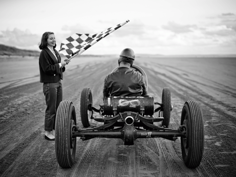 Ein Hot Rod startet in Pendine Sands.