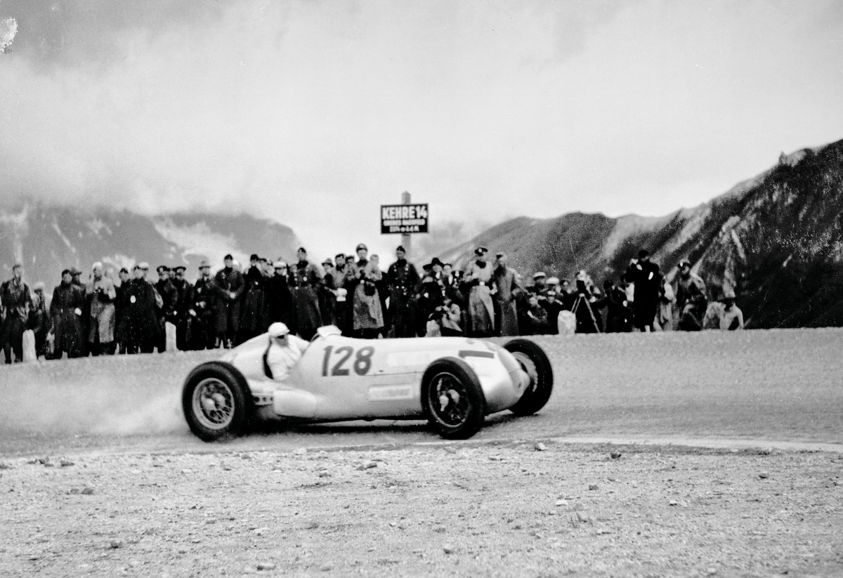 Großglockner, 1939: Hermann Lang gewinnt mit dem Mercedes-Benz W 125 die Deutsche Bergmeisterschaft für Rennwagen.