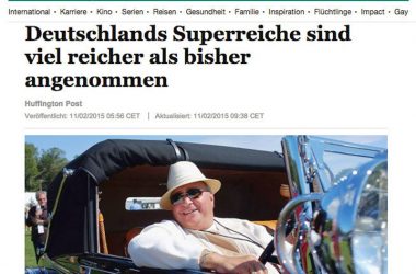 Schlagzeile einer Zeitung mit einem reichen Mann im Oldtimer