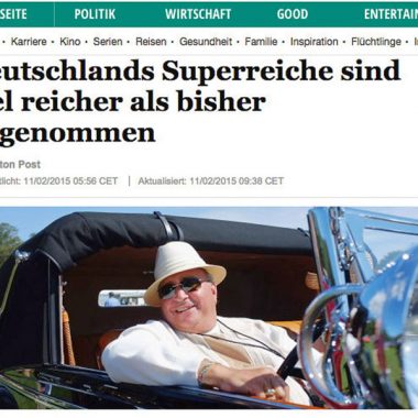 Schlagzeile einer Zeitung mit einem reichen Mann im Oldtimer