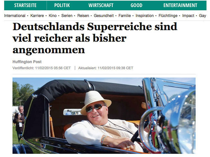 Schlagzeile einer Zeitung mit einem reichen Mann im Oldtimer