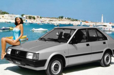 Alfa Romeo Arna mit Model auf der Motorhaube